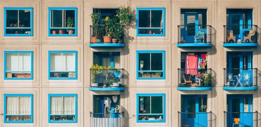 Qual a diferença entre sacada, varanda e terraço?