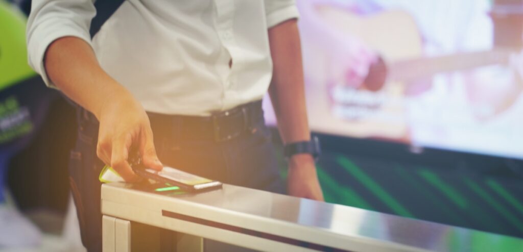 Como o controle de acesso e alarmes integrados com câmeras mantém seu condomínio mais seguro