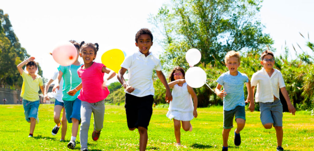 Colônia de Férias leva diversão para crianças em condomínios
