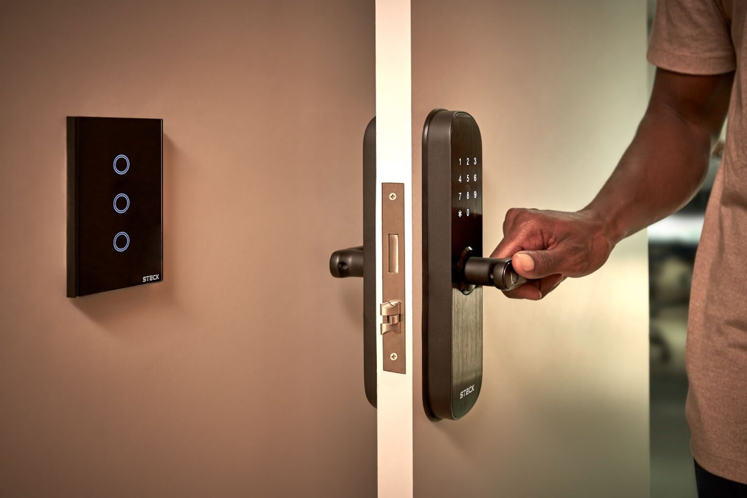 Steck leva automoção para condomínios administrados pela Housi