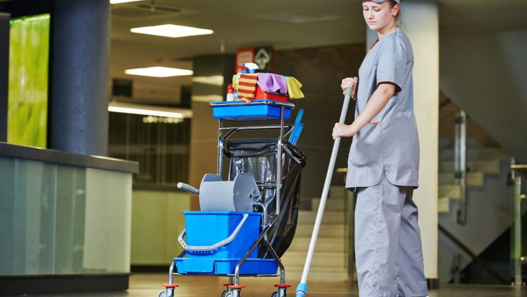 Entenda como a água sanitária e cloro danificam pisos