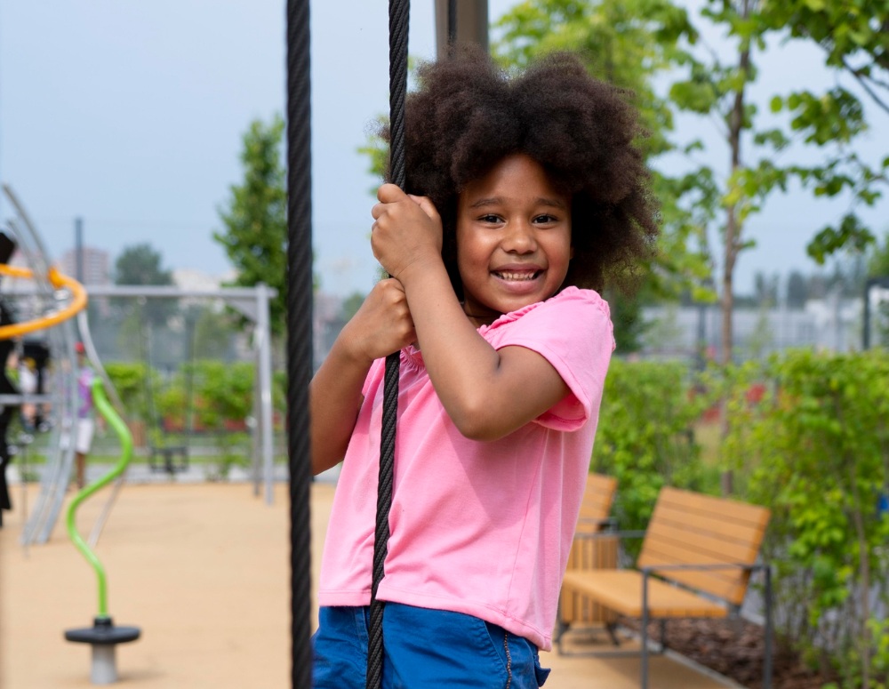 Criança desacompanhadas em áreas comuns de condomínios pode gerar multa de até 20 salários