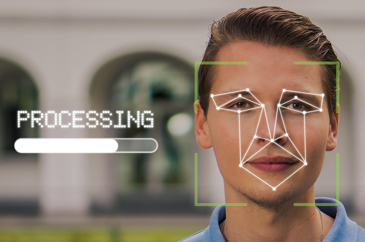Sistema de reconhecimento facial sendo processado em homem jovem para controle de acesso em condomínios com tecnologia biométrica