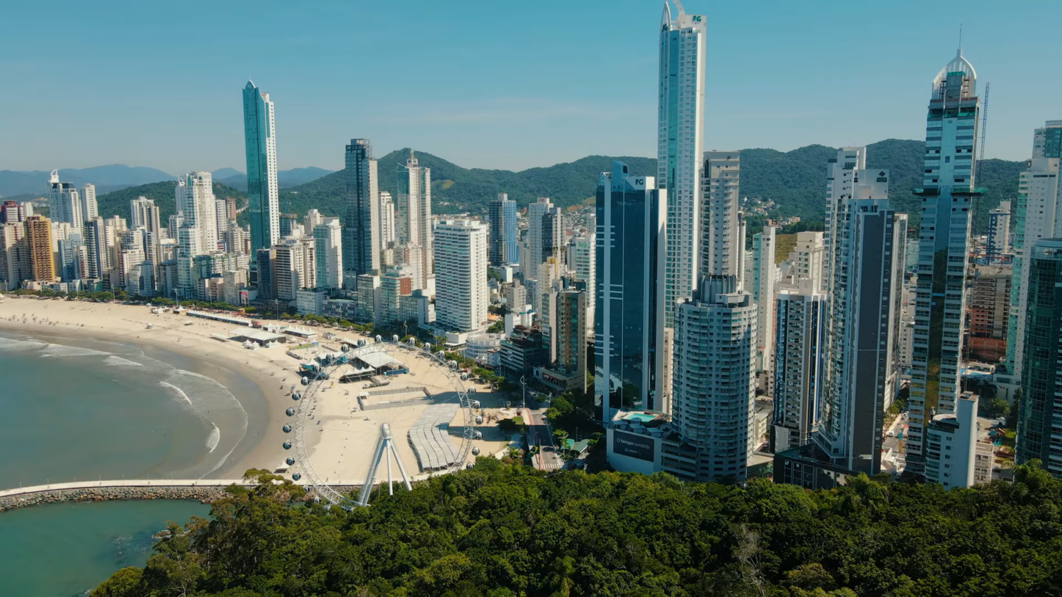 Balneário Camboriú amplia construção de arranha-céus para os bairros